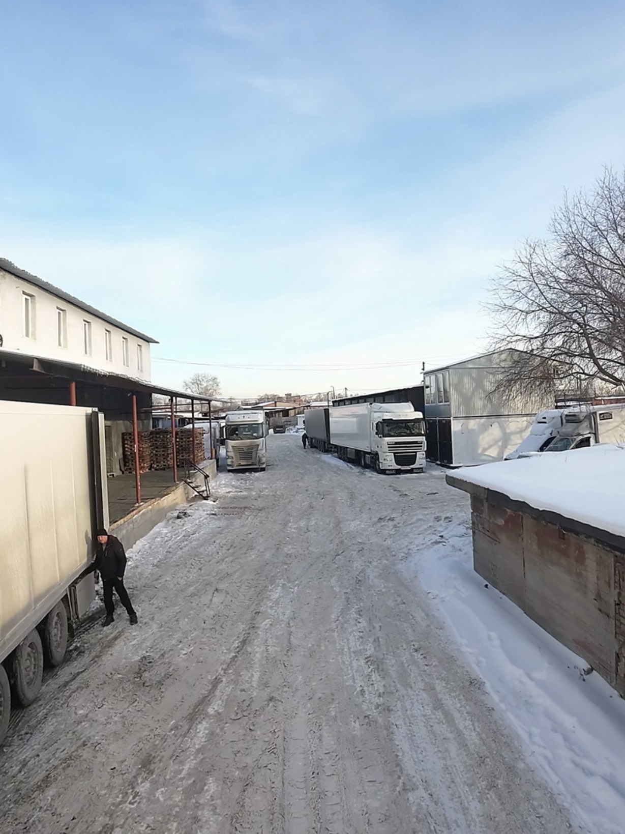 Парковка для грузового транспорта холодильного склада и холодильных камер